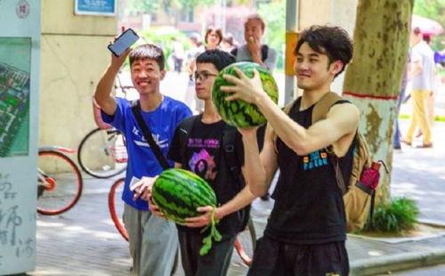 学校吃瓜都在哪发,校园“吃瓜”盛地大揭秘  第1张